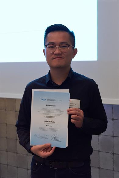 Kexin Jiang erhielt den DAAD-Preis 2017 in feierlicher Atmosphäre im Düsseldorfer Industrie-Club. Foto: Felix Obermaier/HSD